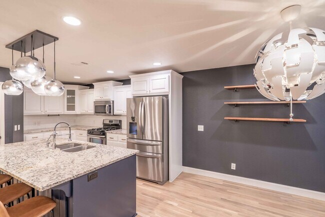 Building Photo - Large 3 Bed 2 Bath House in Broken Arrow - Available Mid March