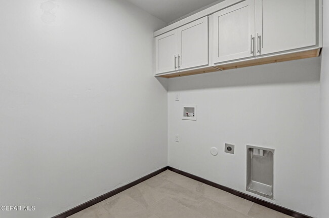 Building Photo - 13817 Summer View Ave