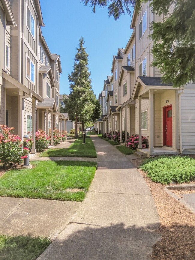 Building Photo - 2 Bedroom Townhome Available Now  !! 2 Wee...