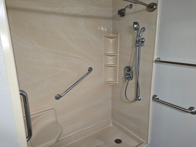 Building Photo - AVAILABLE NOW! 3 Bedroom Condo Near The Galleria