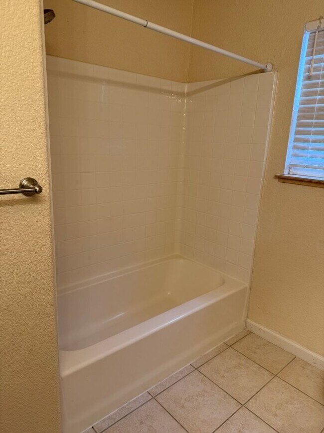 Building Photo - Modern 4 Bedroom w/ Loft Stonegate Area Vacaville *Star Rentals