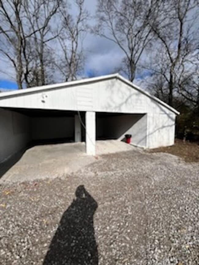Building Photo - Centrally located home in Nashville