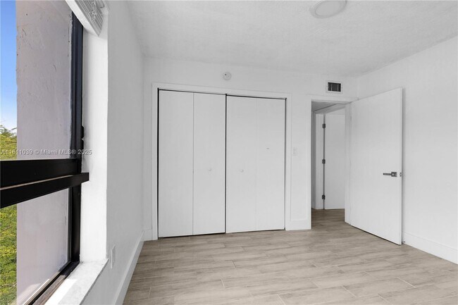 Building Photo - 810 Salzedo St