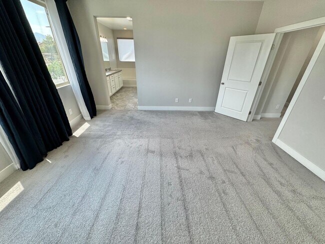 Building Photo - STUNNING 2 STORY HOME 3 BEDROOM/2.5 BATHROOM
