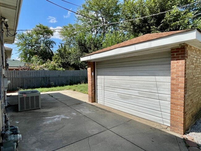 Building Photo - 3942 W Fitch Ave