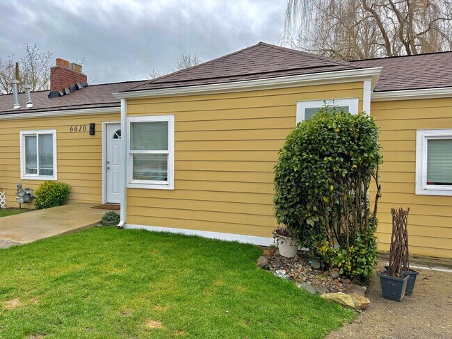 Building Photo - Stunning, Newly Renovated 3BR | 1BA