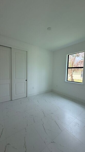 Building Photo - 496 Loretta Ave S