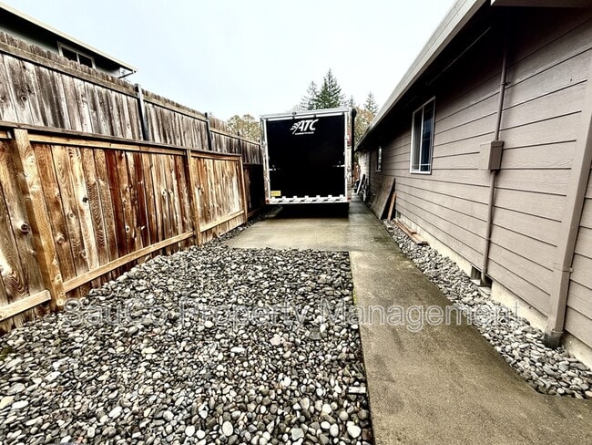 Building Photo - 60031 Ridgeway Loop