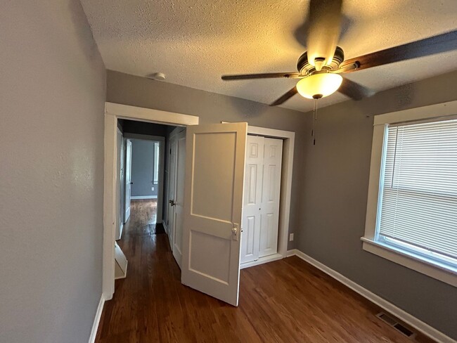 Building Photo - 3 bedroom with fenced in yard