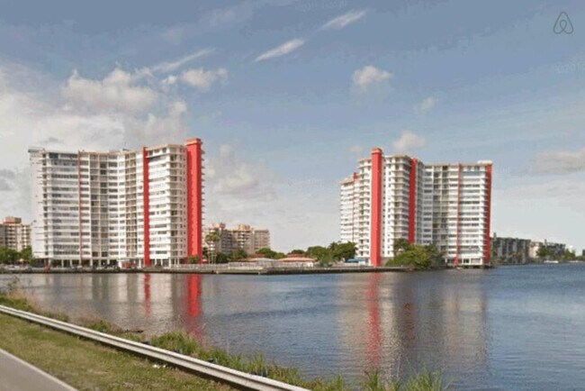 Building Photo - 1351 NE Miami Gardens Dr