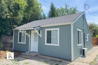 Building Photo - Cute & Cozy Cottage 1 Bedroom / 1 Bath - New Remodel