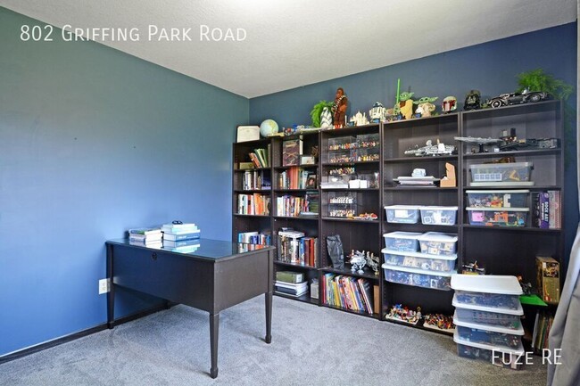 Building Photo - 802 Griffing Park Rd