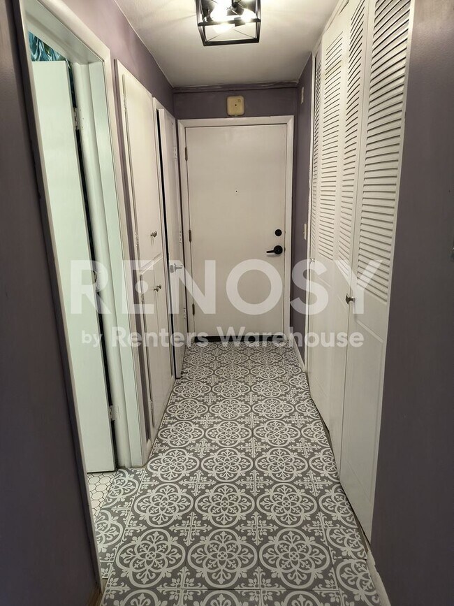 Building Photo - Available June 10th 2 Bedroom 1 Bath Condo in Minneapolis
