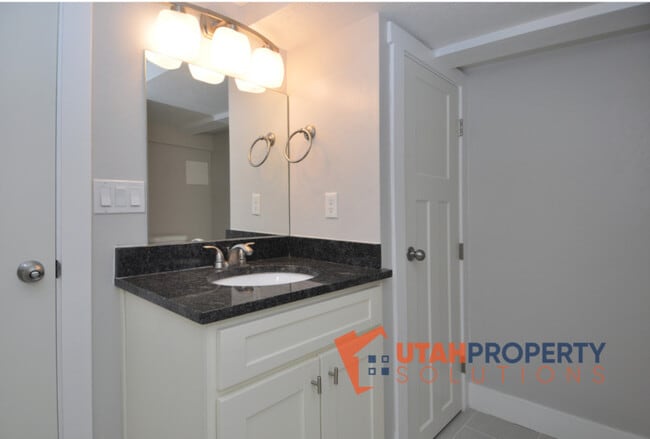 Building Photo - 330 E Sherman Ave