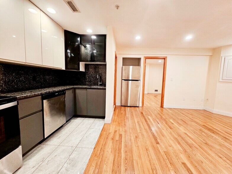 Building Photo - 1803 Beacon St