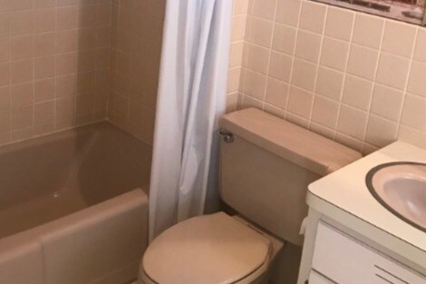 1/2 Bath - 1501 W 3rd St
