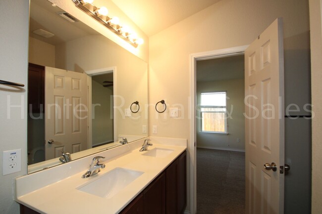 Building Photo - Your Dream Home Awaits on Raeburn Court!
