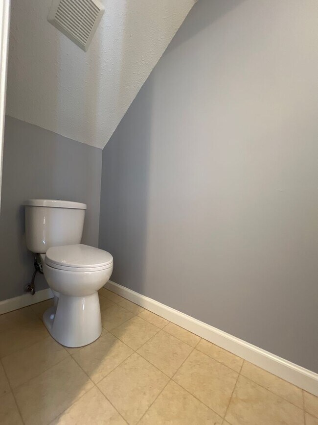 Building Photo - 2 Bedroom Condo! Available AUGUST 2026!  M...