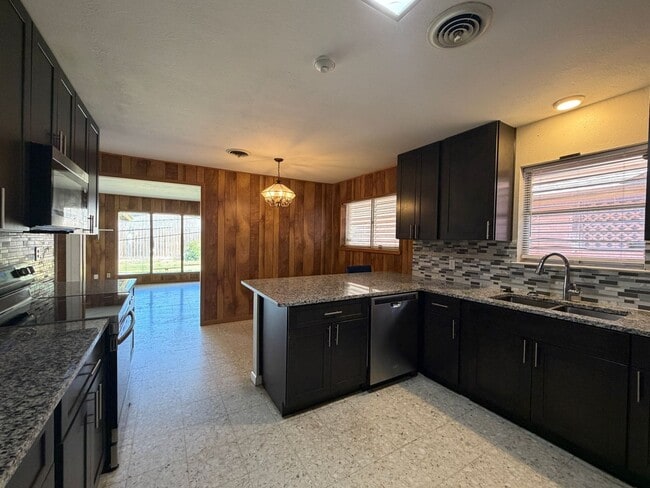 Building Photo - 749 Burkshire Dr
