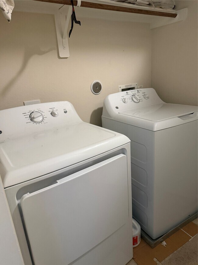 Building Photo - 2706 Painted Sunrise Trail