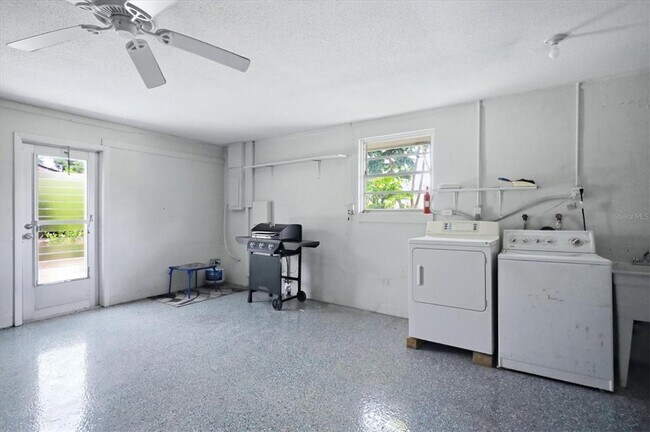 Building Photo - 5847 Regent Rd