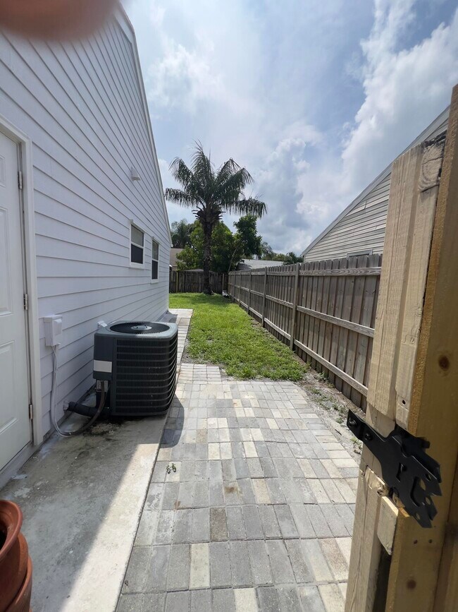 Building Photo - 7926 Burlwood Ln