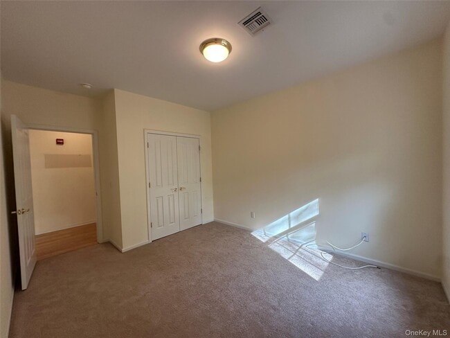 Building Photo - 75 Quaker Ave