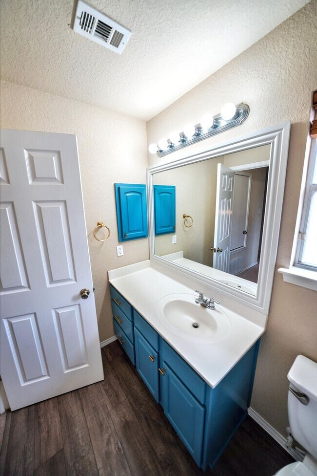 Building Photo - Gorgeous 5-Bedroom, 3.5-Bathroom Home Near...