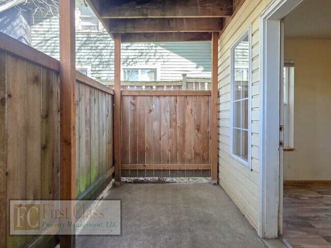 Building Photo - 1908 NE 46th Ave