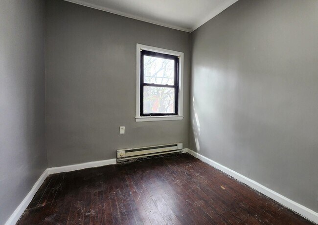 Building Photo - 423 2nd St