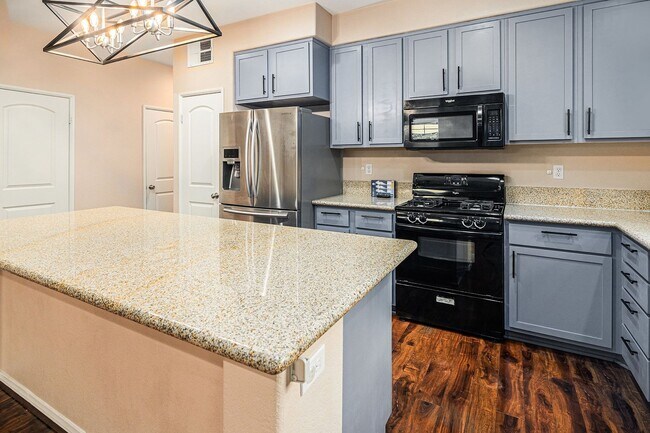 Building Photo - 3 Bedroom 2 1/2 Bath Condo with yard and g...