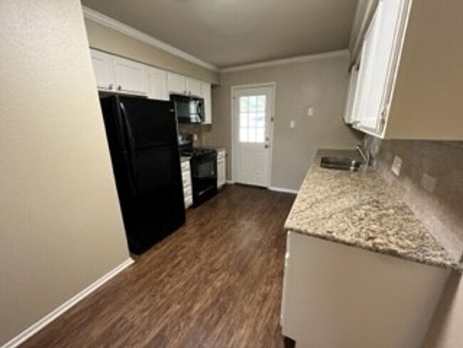 Building Photo - 8414 Cambridge Rd. #C03