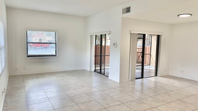 Building Photo - 501 Racquet Club Rd