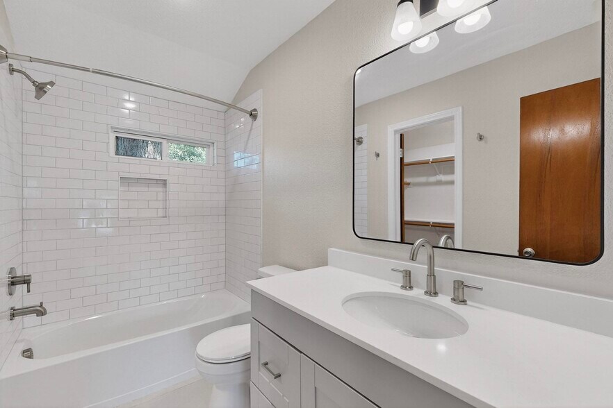 Building Photo - 2207 Housley Dr