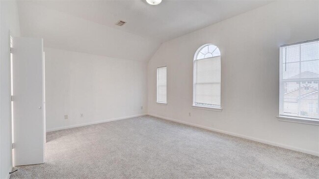 Building Photo - 827 Forest Ivy Ln