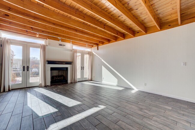 Building Photo - 2 Bed 2.5 Bath Right off Cherry Street!!