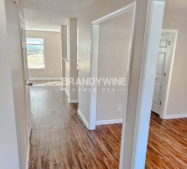 Building Photo - 6202 Hickory Ln Cir