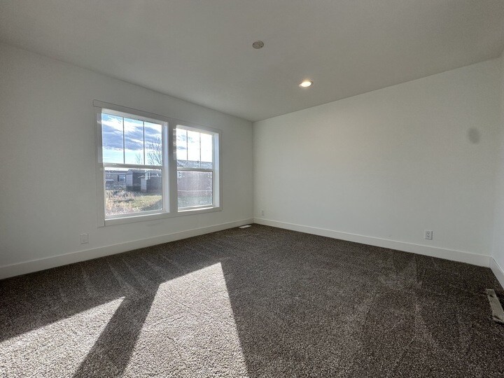 Building Photo - 16 Lapin St