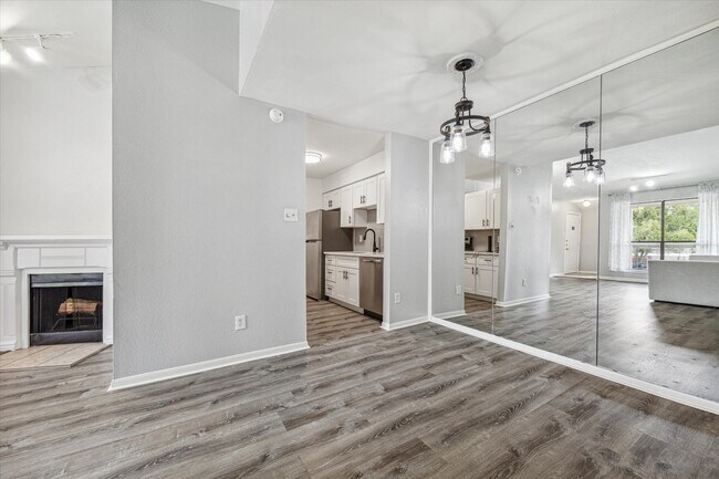 Building Photo - 2125 Augusta Dr