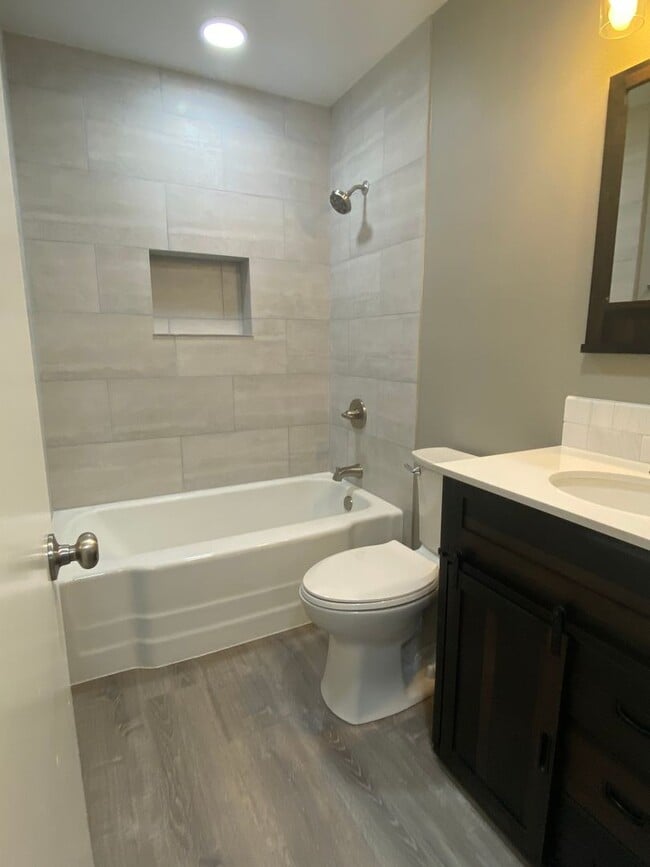 Building Photo - 1445 W Ball St