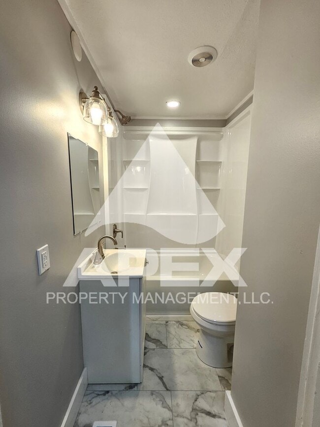 Building Photo - Charming 3 Bd 1- Ba Single Family Home in ...