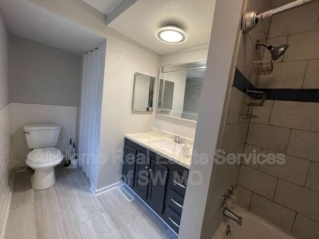 Building Photo - 618 W Harrison St