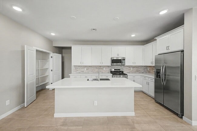 Building Photo - 4 bedroom 1 Story Home