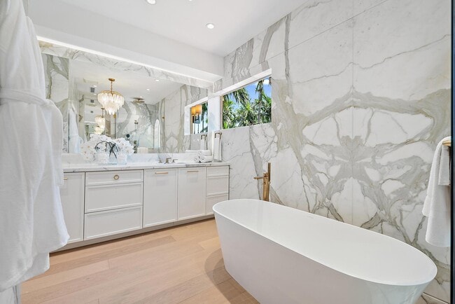 Building Photo - 245 Everglade Ave