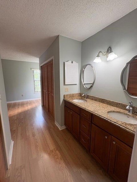 Building Photo - 400 SW Buxton Ave