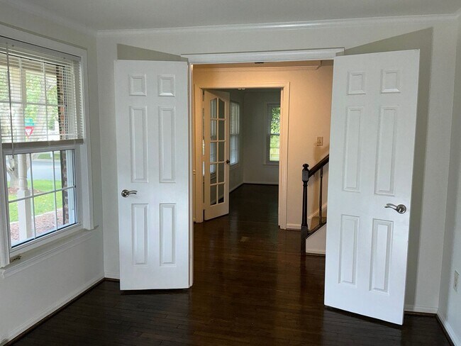 Building Photo - Beautiful 4BR 2.5BA corner lot Colonial wi...