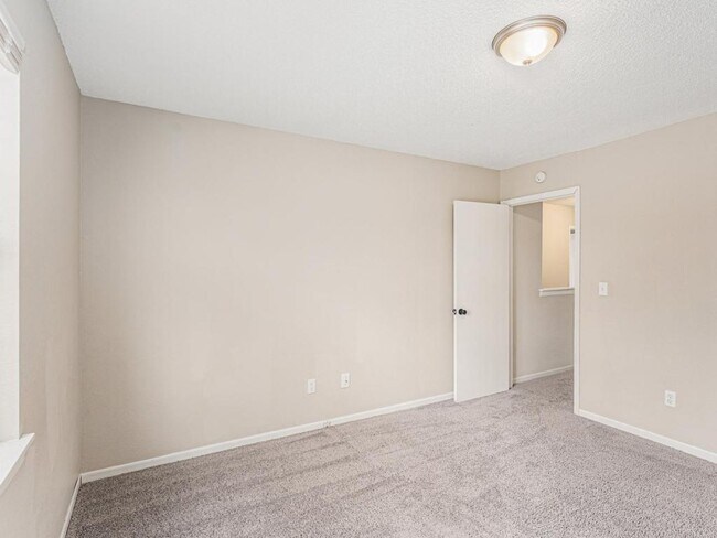 Building Photo - 810 SW Pinebrook Village Ct