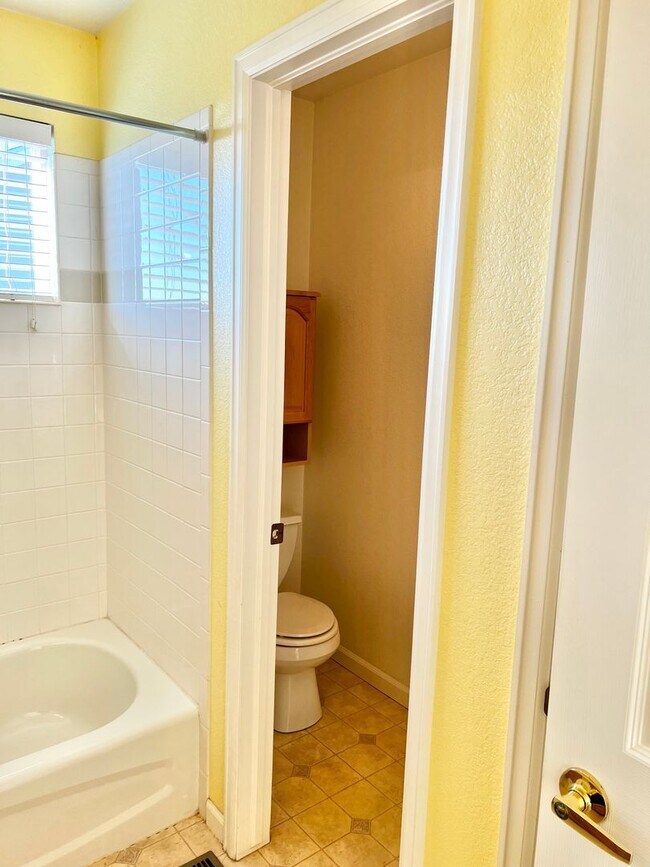 Building Photo - 4 bed, 3 bath Home in Huntington Hills Nei...