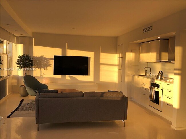 Building Photo - 900 Bay Dr