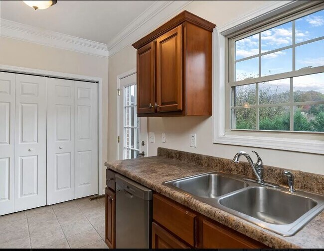 Building Photo - 1709 Cherokee Rd